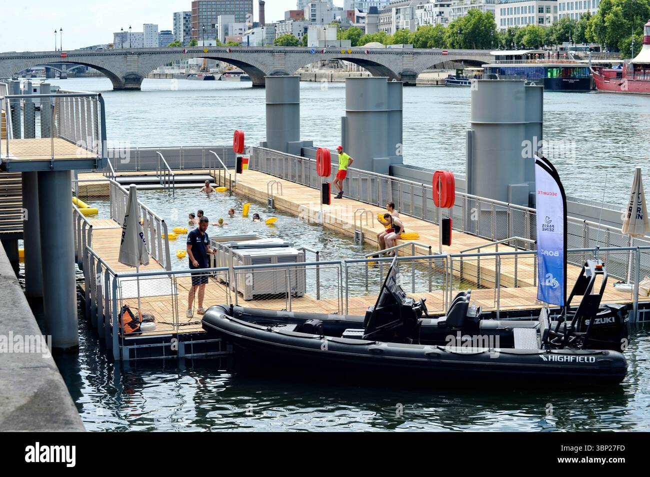 Inauguration of Bercy swimming and first swims in the Seine River in ...
