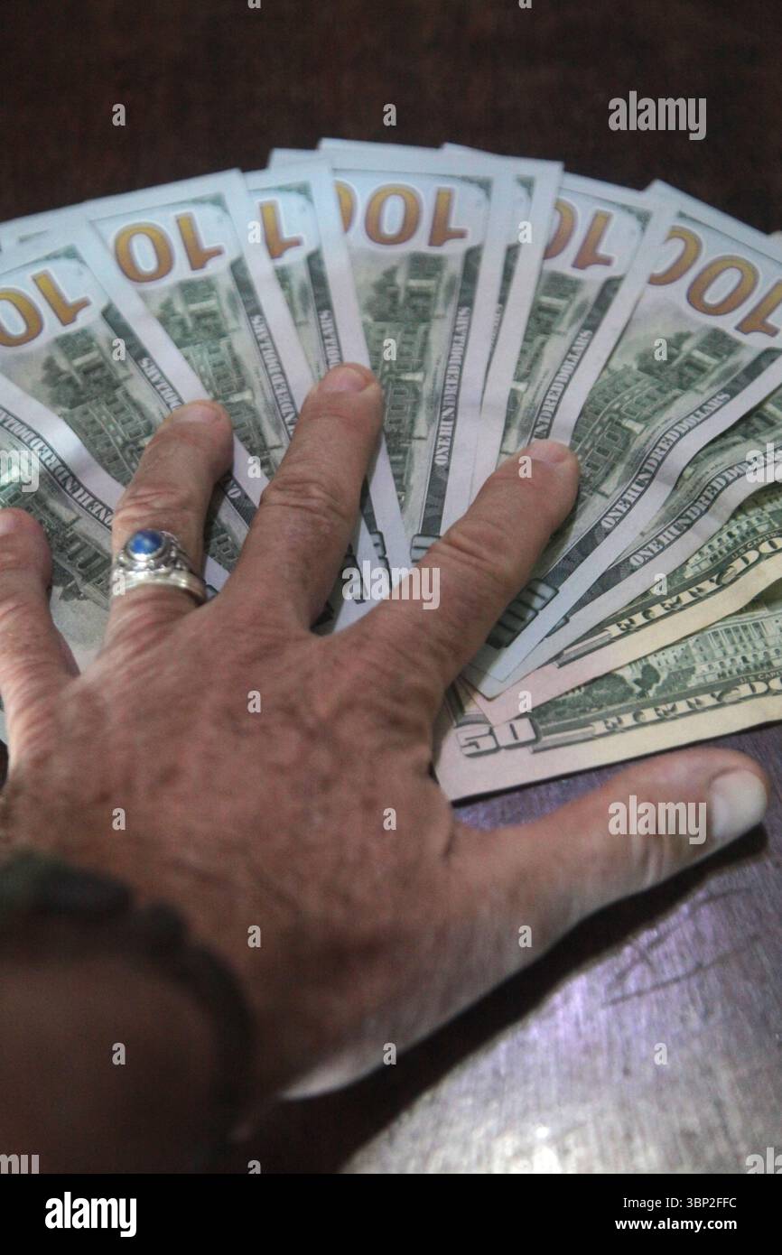 Dólar hi-res stock photography and images - Page 11 - Alamy