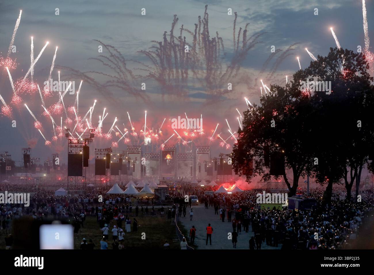 zagreb-croatia-05th-july-2025-crowd-enjoy-marko-perkovic-thompson