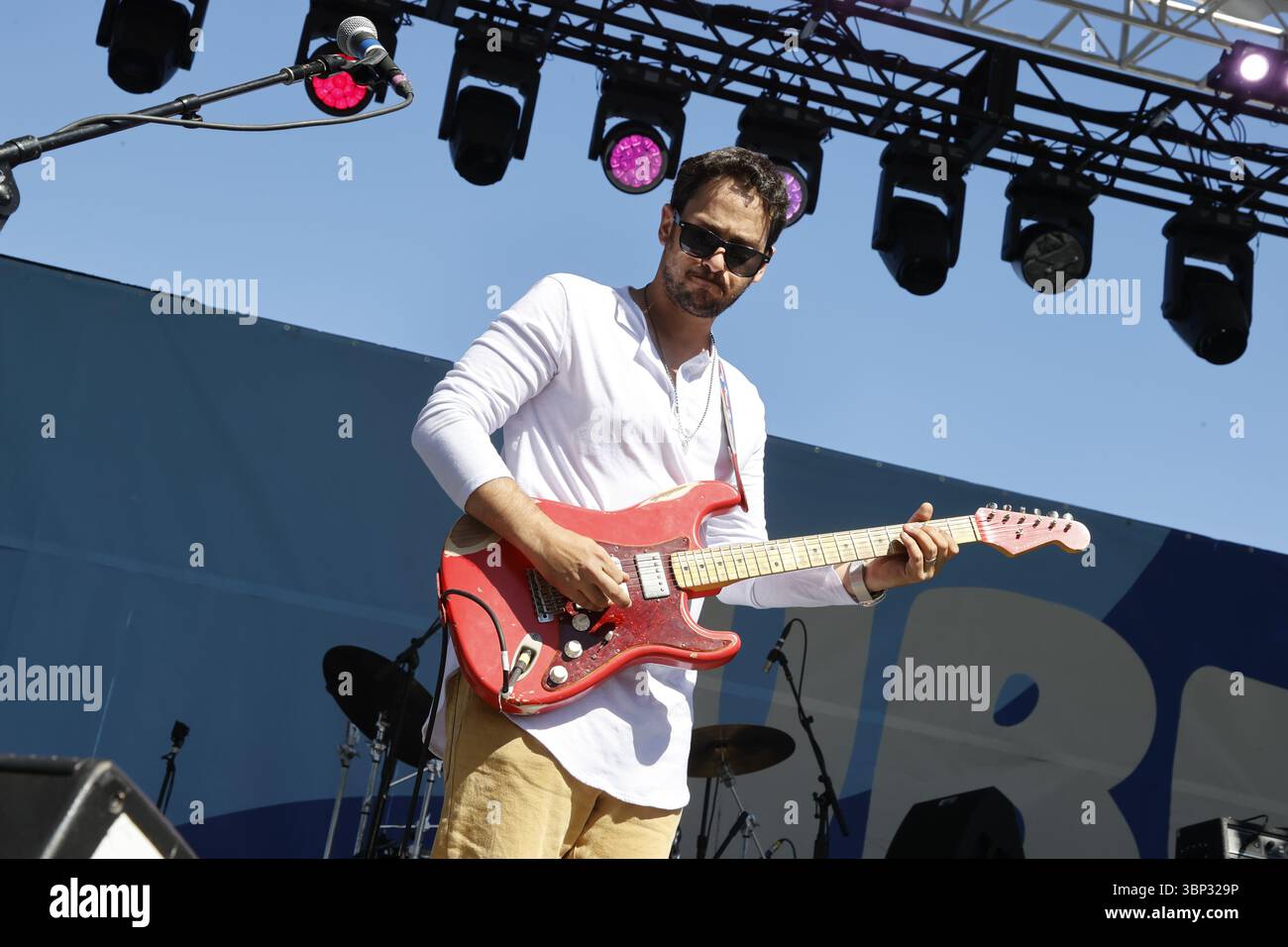 Portland, Oregon, USA. 5th July 2025. PORTLAND, OR – JULY 5, 2025: Southern Avenue performs at the Waterfront Blues Festival at Tom McCall Waterfront Park in downtown Portland, OR, featuring Tierinii Jackson (vocals), Tikyra Jackson (drums), Ava Jackson (percussion, violin), and Ori Naftaly (guitar). Stock Photo