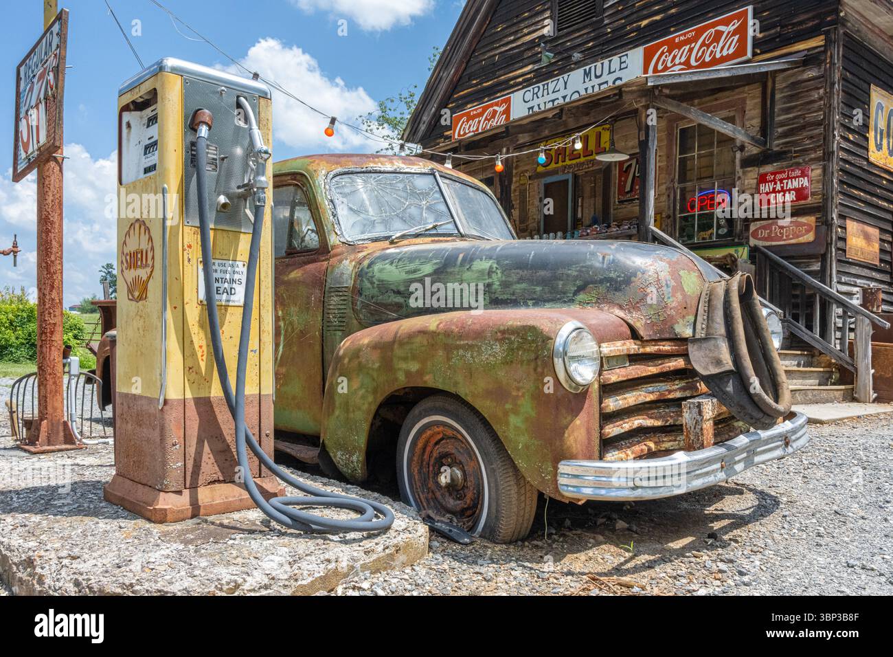 Crazy Mule Arts & Antiques in a 1909 Lula, Georgia, general store building in the foothills of the Blue Ridge Mountains. (USA) Stock Photo