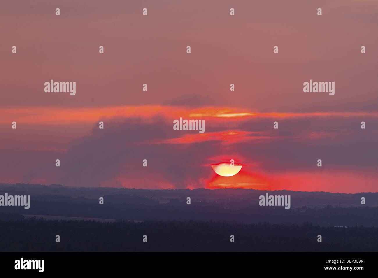 A large forest fire covering an area of 200 hectares is currently raging in the Gohrischheide between Brandenburg and Saxony. As the former military a Stock Photo