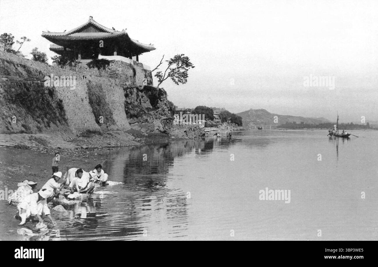 Vintage photo of Taedong River and Renkotei Pavilion in Pyongyang city, North Korea (during the Japanese colonial period) - 1931 Stock Photo