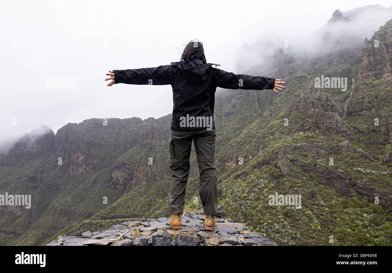 Girl with open arms hi-res stock photography and images - Alamy