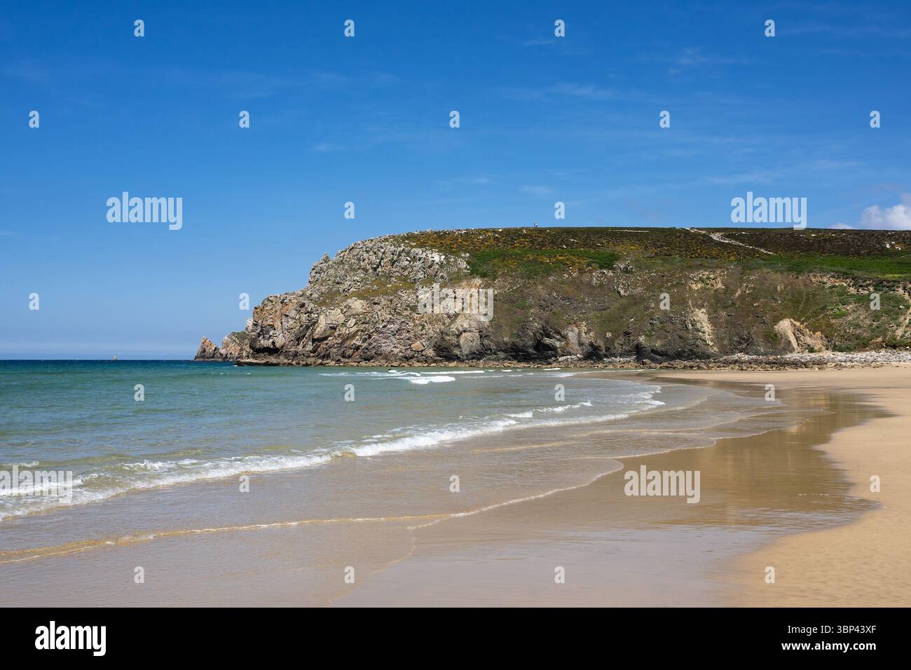 Wide view of Pen Hat beach and the rocky cliffs of Toulinguet Point on the Crozon peninsula, Brittany, France. Clear sky, gentle waves and coastal nat Stock Photo