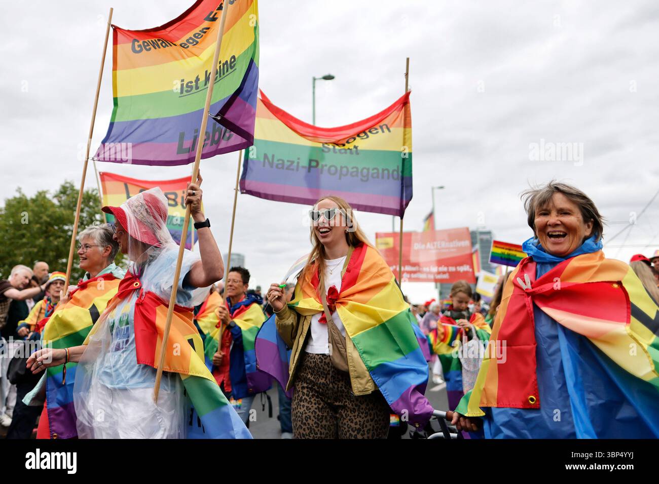 CSD-Besucher auf der alljährlichen CSD-Parade im Rahmen des Cologne ...