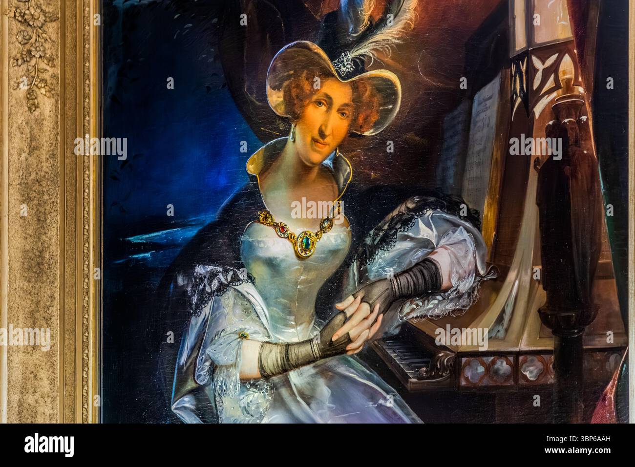 Woman in gold painting hi-res stock photography and images - Alamy
