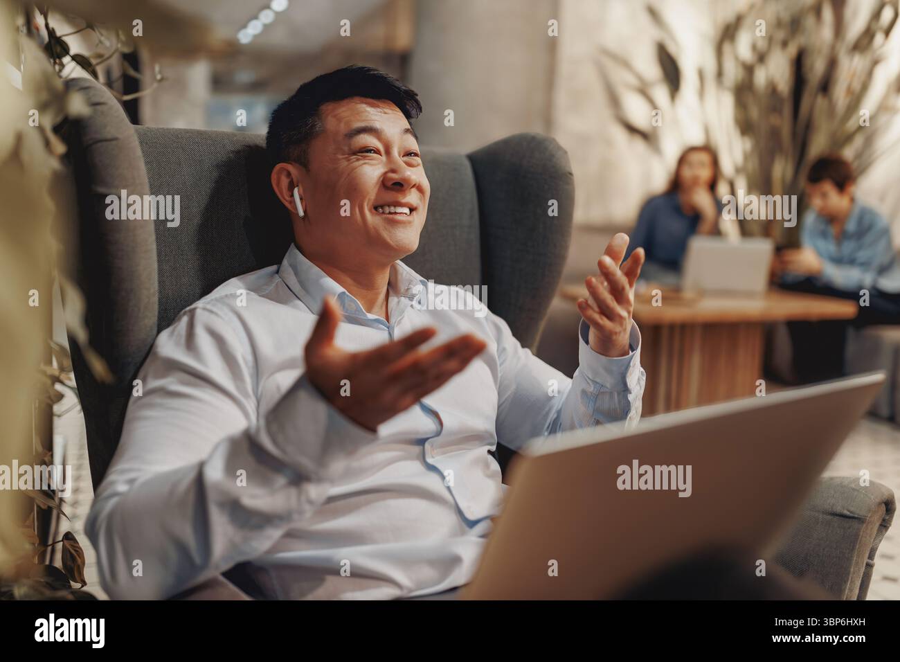 A Professional Communicator Engaged in Dynamic Virtual Meetings ...