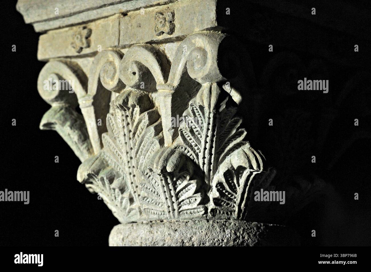 Crypt column capitals stone hi-res stock photography and images - Alamy