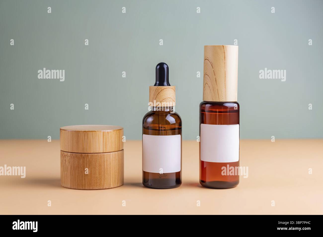 Anti-Aging-Kollagen-Gesichtsserum in dunklen Glasflasche und Gesichtscreme mit blanck Etiketten onbeige und gruenen Hintergrund mit Kopie Raum. Natuer Stock Photo