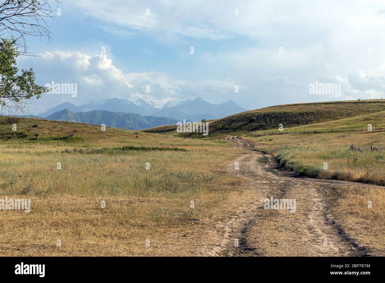 Rural dirt country road hi-res stock photography and images - Alamy