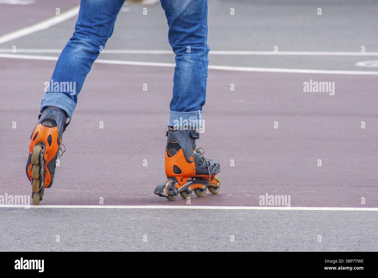 Rollschuh Beine Nahaufnahme in Skatepark Stock Photo