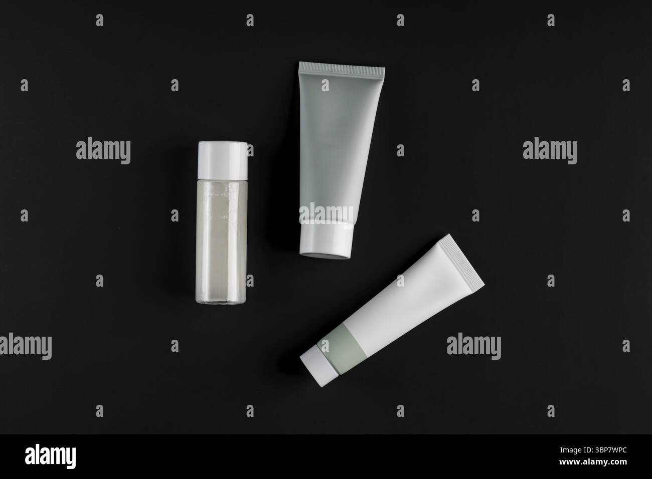 Set von kosmetischen Hautpflegeprodukten in Plastikflaschen mit leeren Etiketten. Eco Branding SPA Verfahren fuer das Gesicht. Mockup Stock Photo