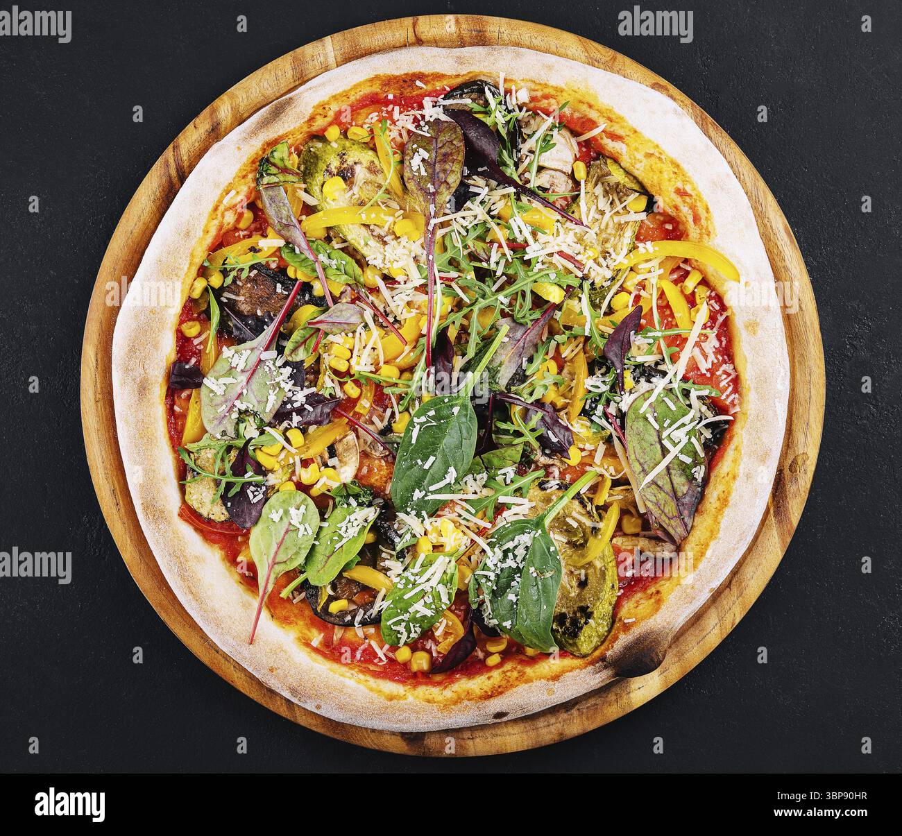 Food, Vegetarische Pizza mit Rucola, Auberginen, Champignons und Mais ...