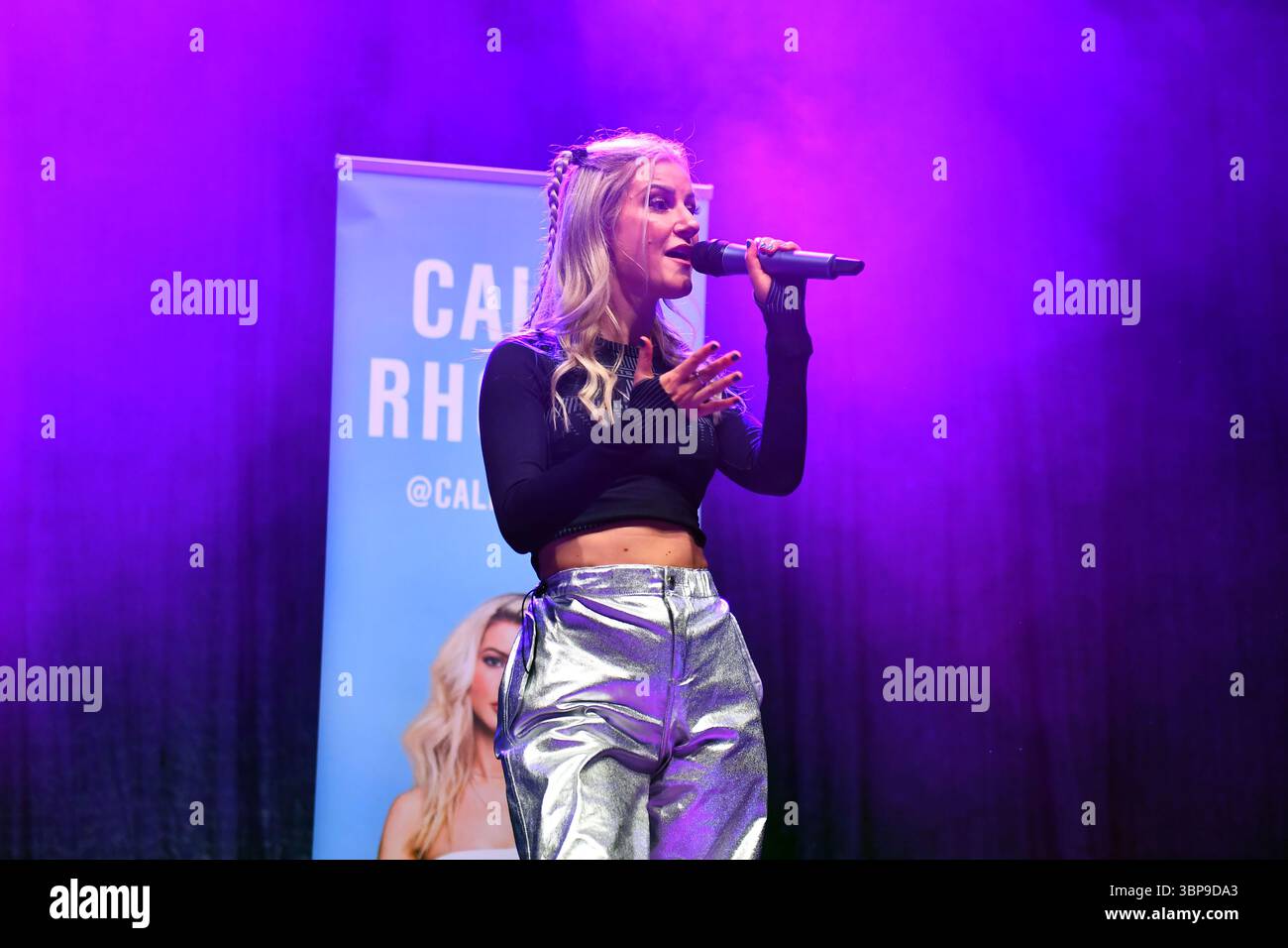 LONDON, ENGLAND - FEBRUARY 17: Cally Rhodes performing at Shepherd’s ...