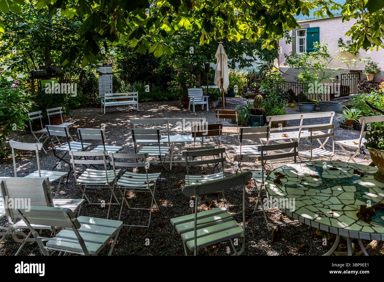 The historic garden of the Hesse House in Gaienhofen is the only garden that Hermann Hesse himself designed, laid out and tended with great dedication over many years. The garden combines elements of a self-sufficient farm garden with ornamental and flower areas and is considered an important testimony to the life reform and garden culture around 1900. Eva Eberwein regularly gives lectures and organises cultural events. Her commitment is described as "voluntary cultural work" because she preserves the house and garden as private cultural heritage and makes them accessible to the public. Erlenl Stock Photo