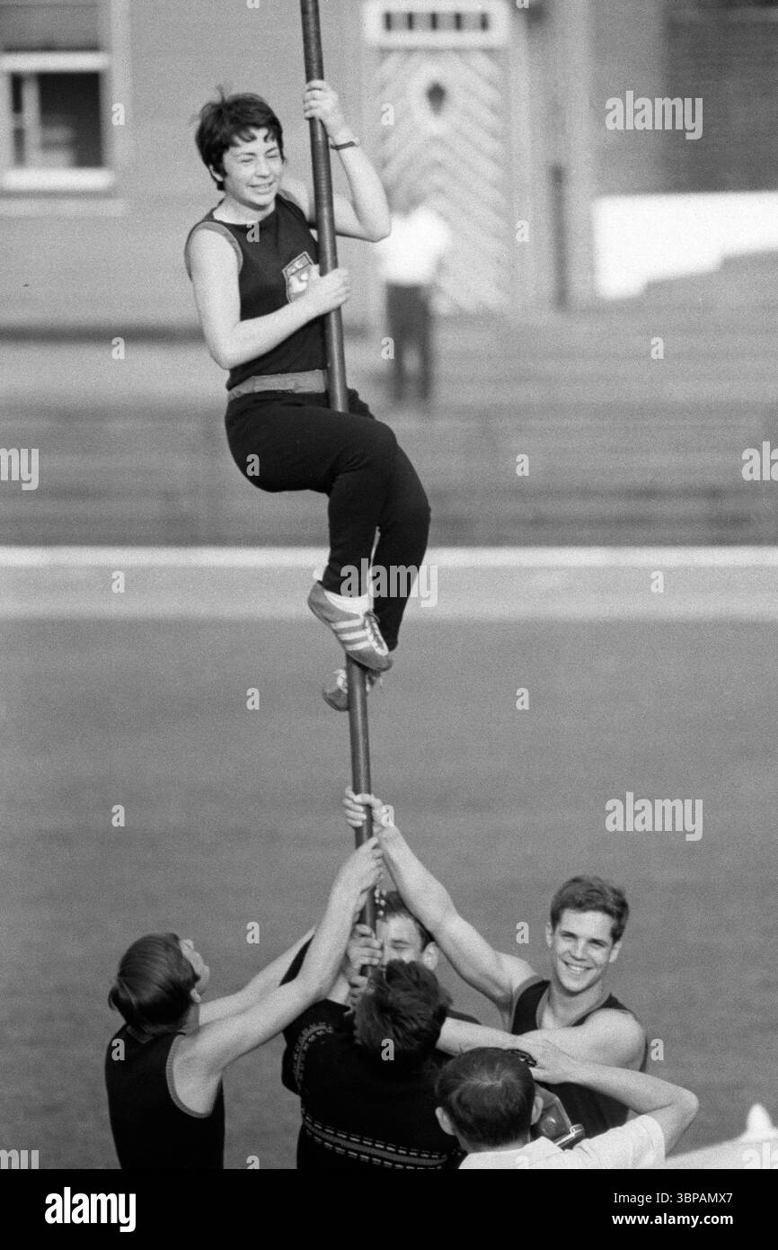 Sixties, 03.06.1966, sports, athletics, Competition in Athletics 1966 of the Vest Recklinghausen in the Jahn Stadium in Bottrop, sportswomen and sportsman have fun in the competition breaks, Bottrop, Ruhr area, North Rhine-Westphalia, NRW, Germany Stock Photo