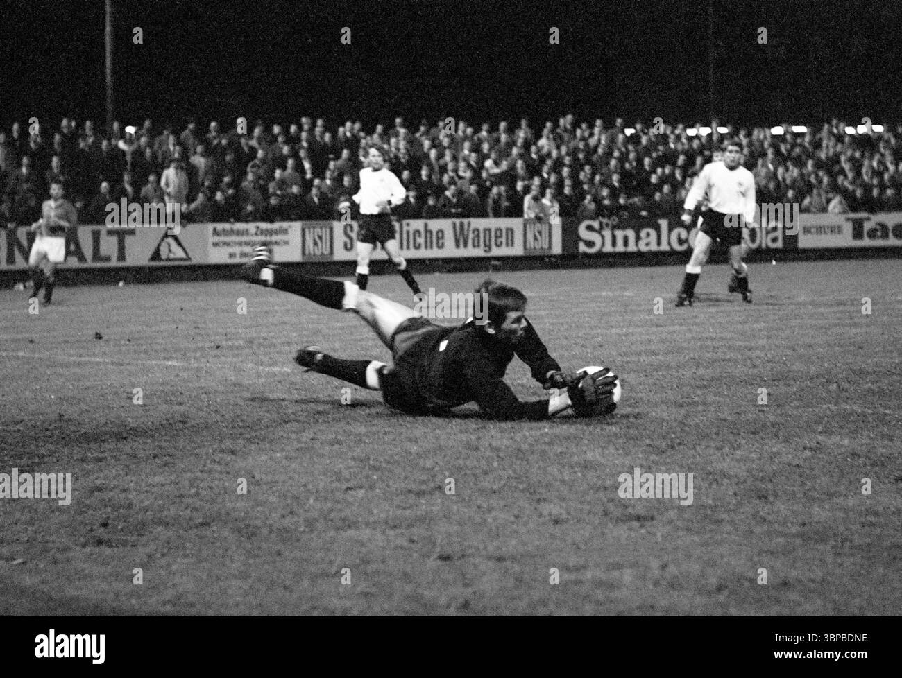 Fanion Rare Match International RDA - CSSR 1972 Football En Salle - Praporek, Occasion