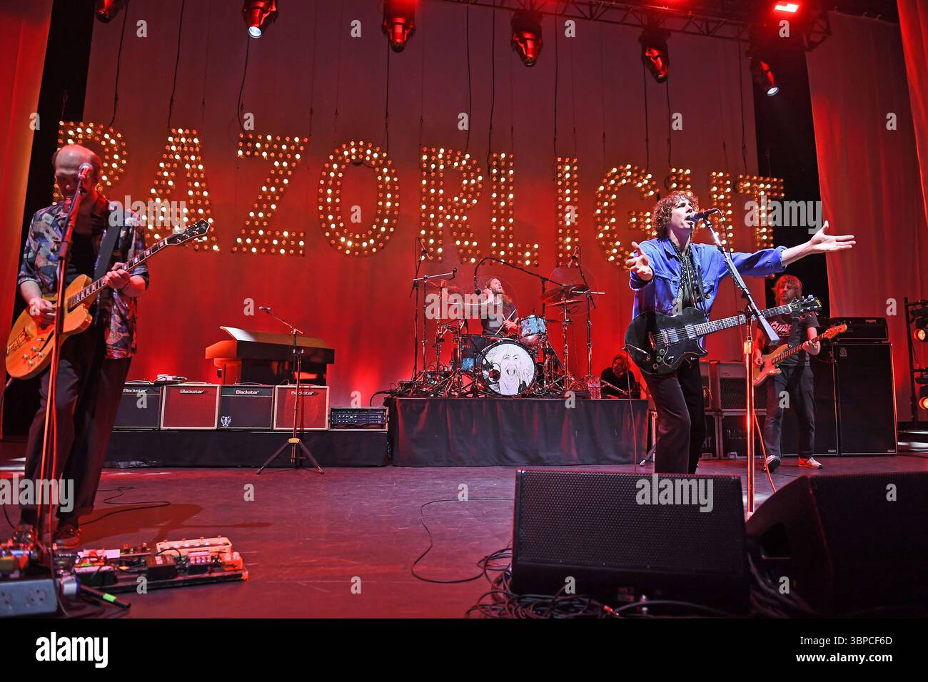 Andy burrows in concert hi-res stock photography and images - Alamy