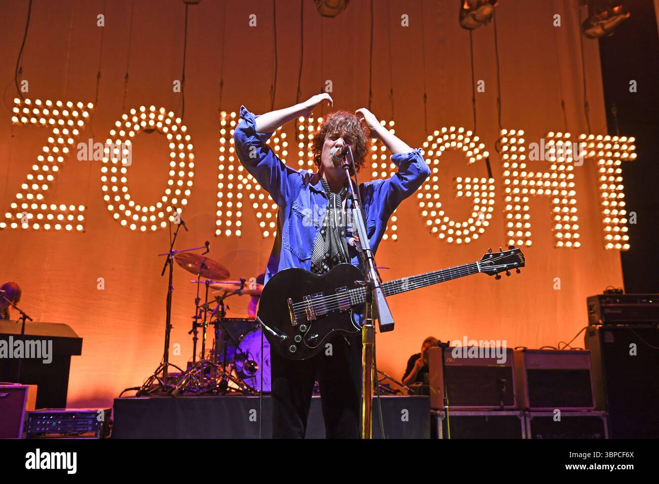 LONDON, ENGLAND - MAY 12: Johnny Borrell of ‘Razorlight’ performing at ...