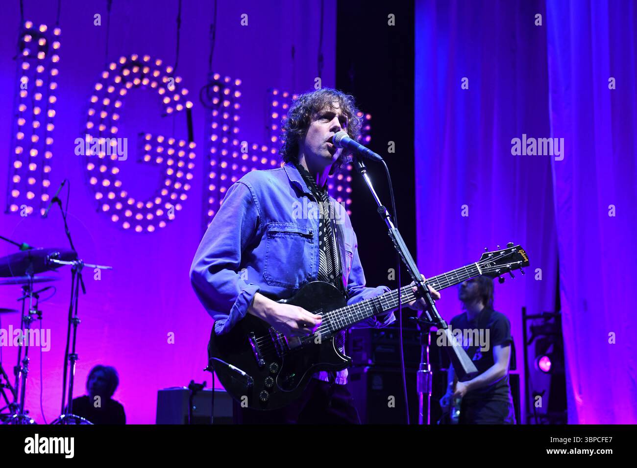 LONDON, ENGLAND - MAY 12: Johnny Borrell of ‘Razorlight’ performing at ...