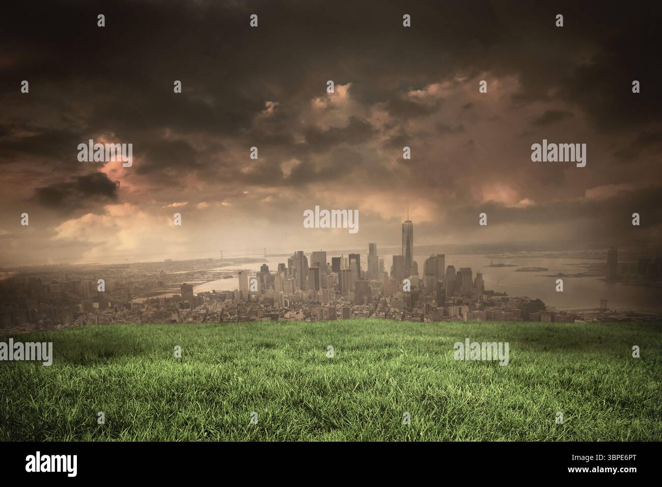 Dark sky over city hi-res stock photography and images - Alamy