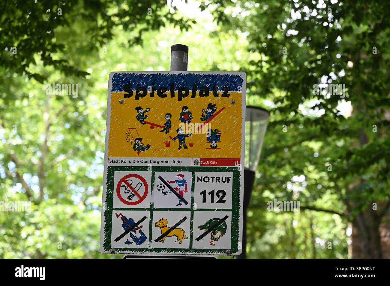 Schild Spielplatz. Die Stadt Köln die Bezeichnung Spielplatz abschaffen ...