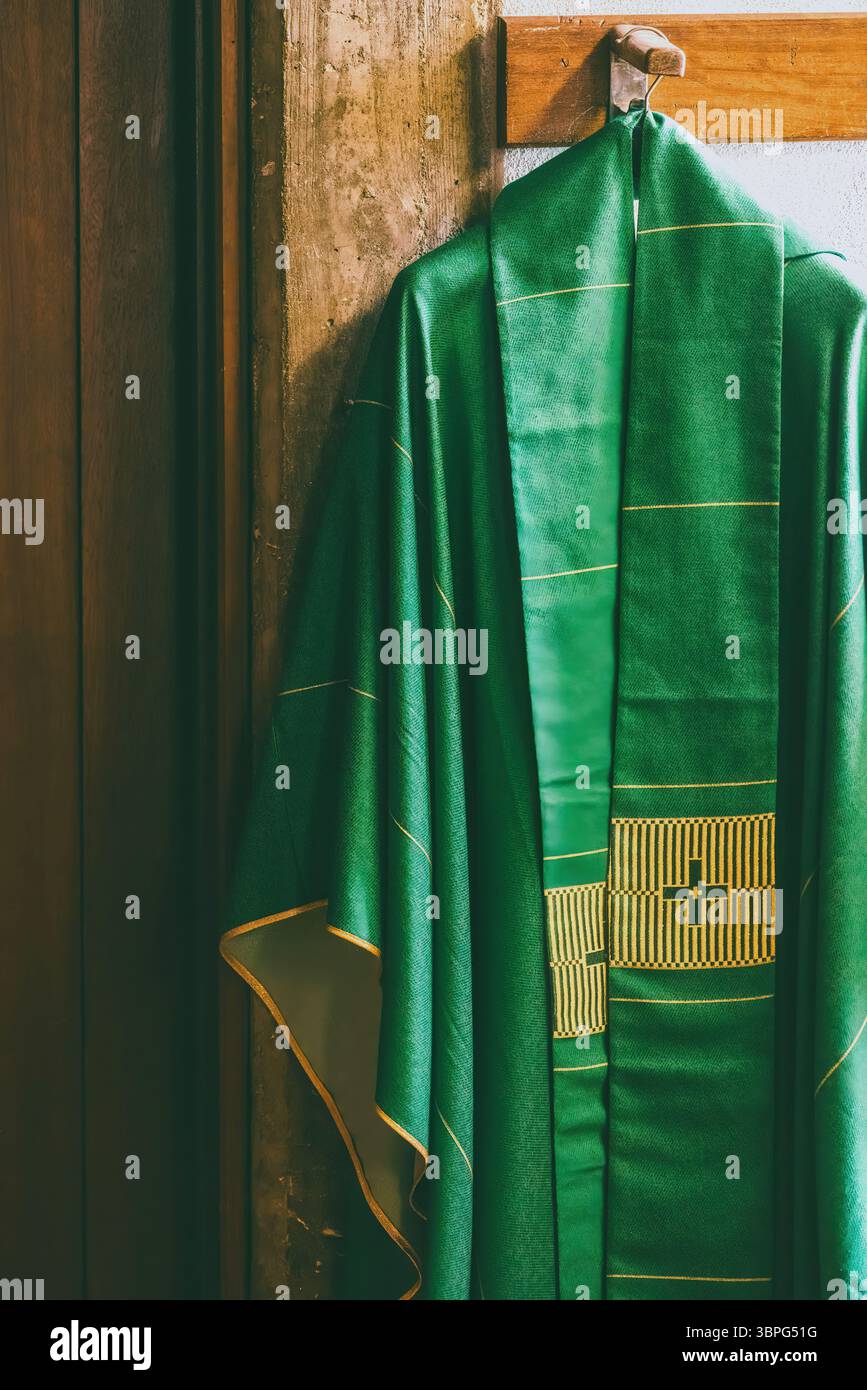 Green religious ceremonial robe hi-res stock photography and images - Alamy