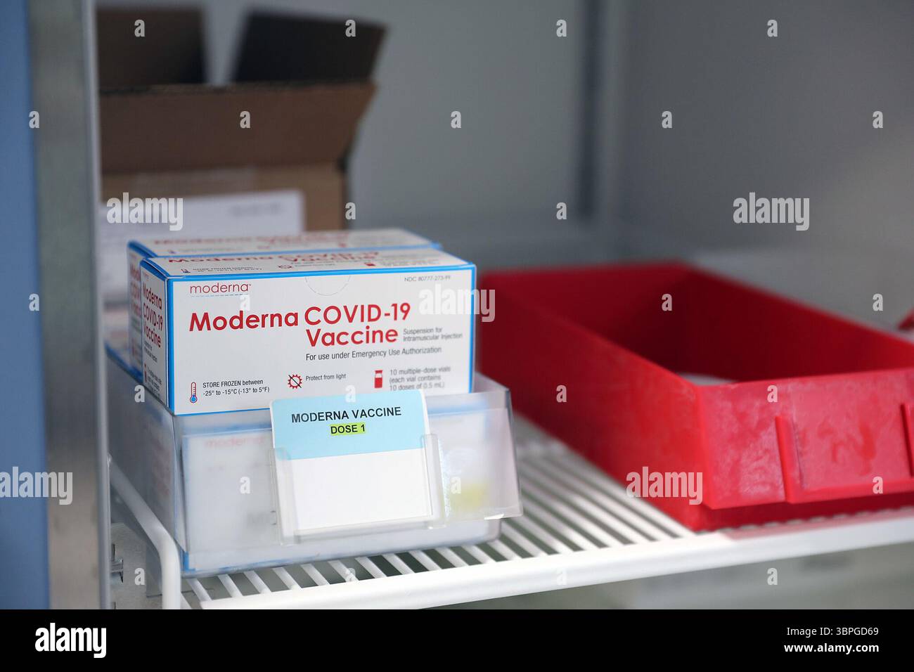 2021 refrigerated storage moderna covid hi-res stock photography and ...