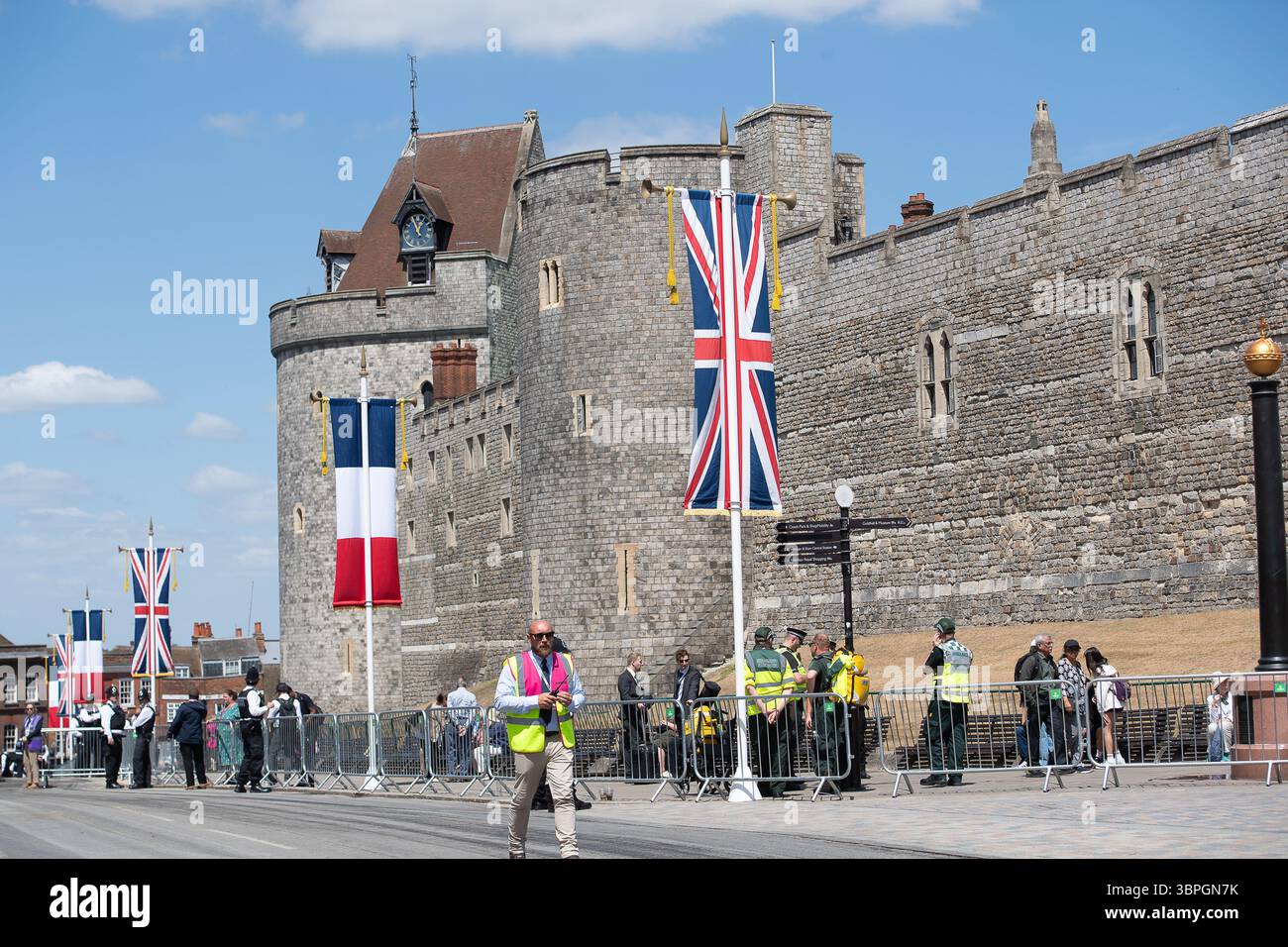 Windsor, Berkshire, UK. 8th July, 2025. The streets in Windsor, Berkshire begin to empty after the State Visit of French President Emmanuel Macron Stock Photo