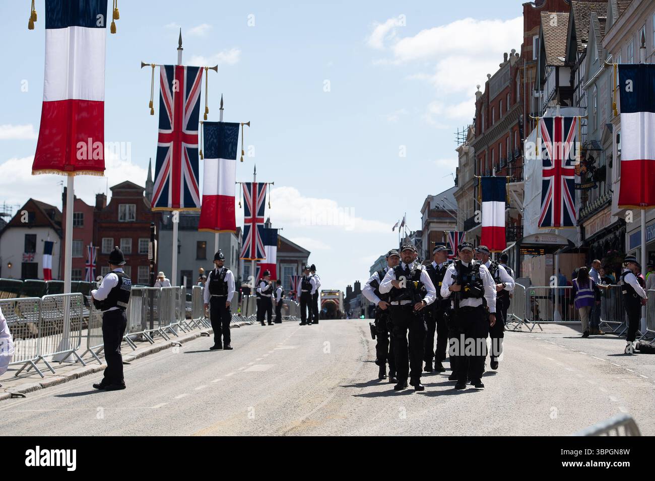 Windsor, Berkshire, UK. 8th July, 2025. Armed Police briefly stand down having been on duty today in Windsor, Berkshire for the State Visit of French President Emmanuel Macron Stock Photo