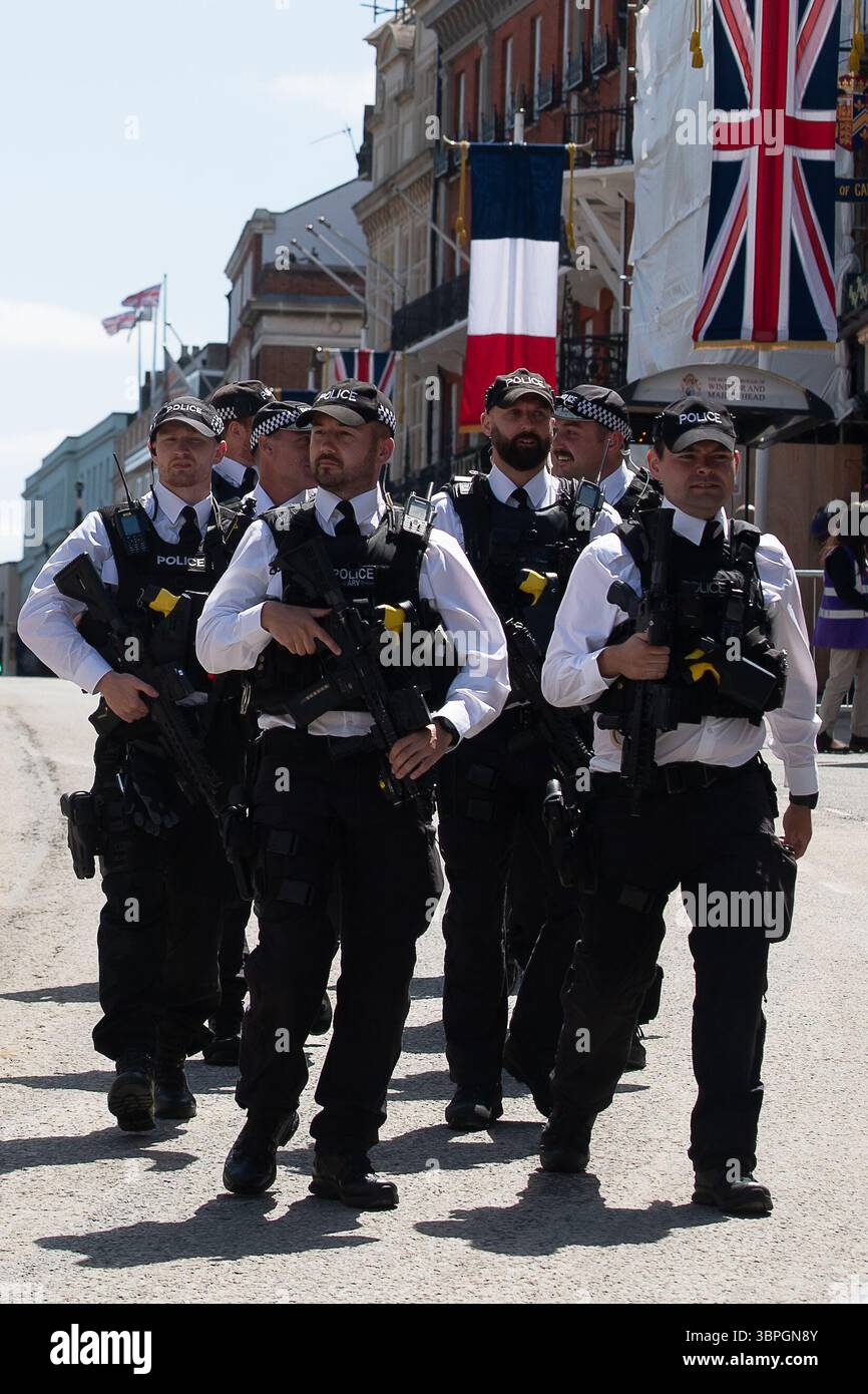Windsor, Berkshire, UK. 8th July, 2025. Armed Police briefly stand down having been on duty today in Windsor, Berkshire for the State Visit of French President Emmanuel Macron Stock Photo