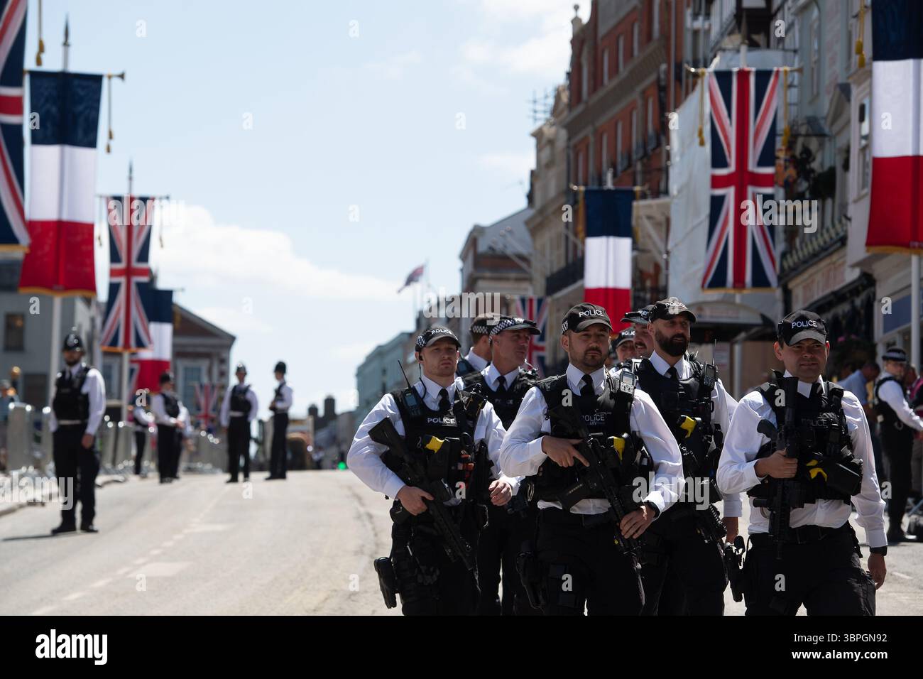 Windsor, Berkshire, UK. 8th July, 2025. Armed Police briefly stand down having been on duty today in Windsor, Berkshire for the State Visit of French President Emmanuel Macron Stock Photo