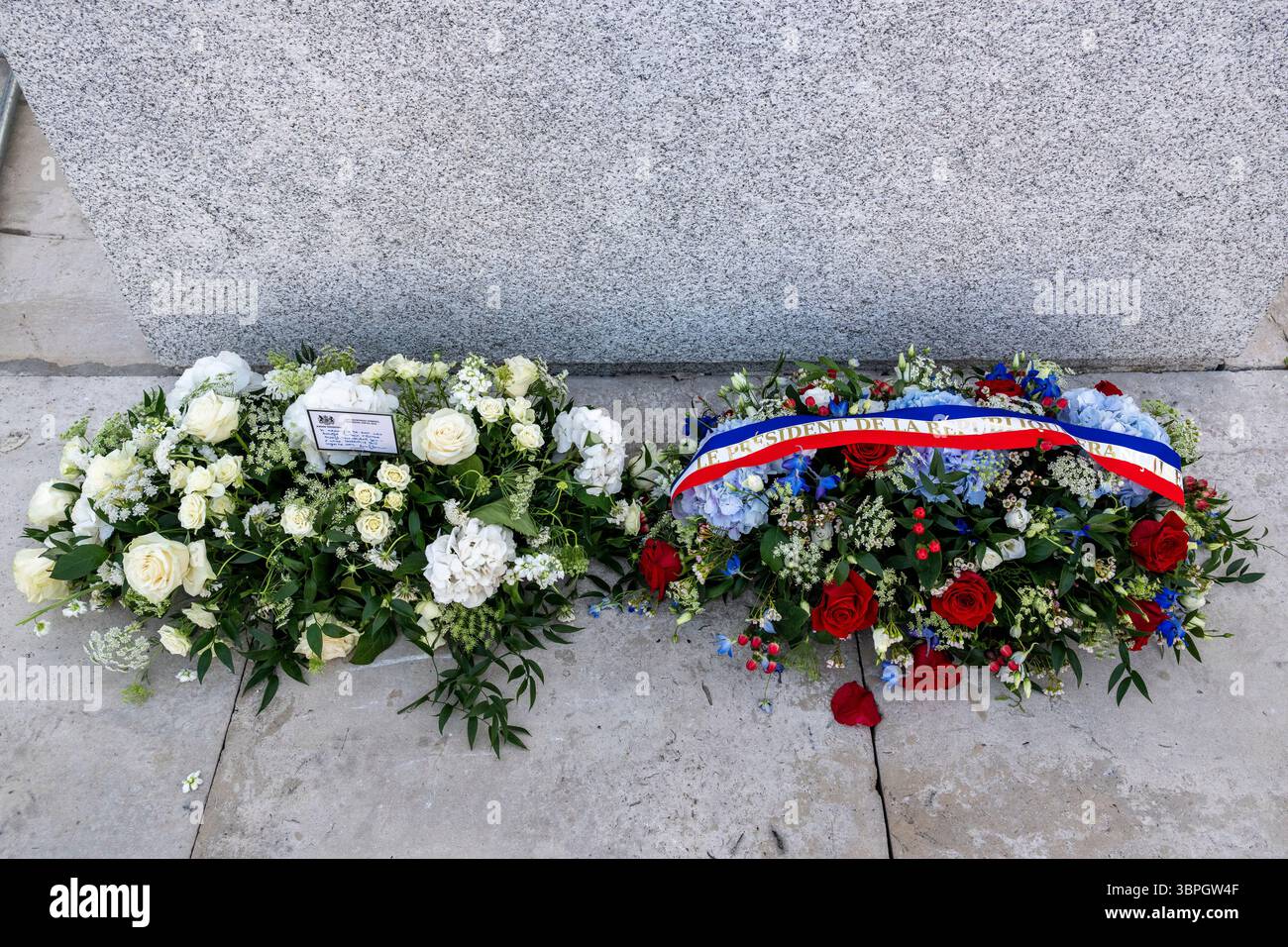 London, UK.  8 July 2025.  Wreaths laid by (L) Prime Minister Keir Starmer and President Emmanuel Macron of France after a wreath laying ceremony at the foot of the statue of Winston Churchill.  The French President is on a state visit to the UK 8 to 10 July.  Unusually, the main meeting with King Charles and Queen Camilla took place in Windsor because of refurbishment at Buckingham Palace.  Credit: Stephen Chung / Alamy Live News Stock Photo