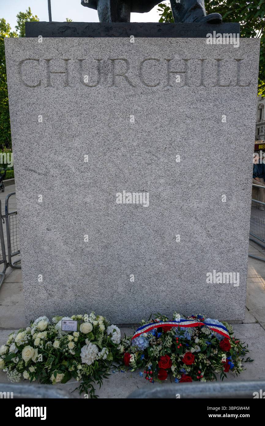 London, UK.  8 July 2025.  Wreaths laid by (L) Prime Minister Keir Starmer and President Emmanuel Macron of France after a wreath laying ceremony at the foot of the statue of Winston Churchill.  The French President is on a state visit to the UK 8 to 10 July.  Unusually, the main meeting with King Charles and Queen Camilla took place in Windsor because of refurbishment at Buckingham Palace.  Credit: Stephen Chung / Alamy Live News Stock Photo