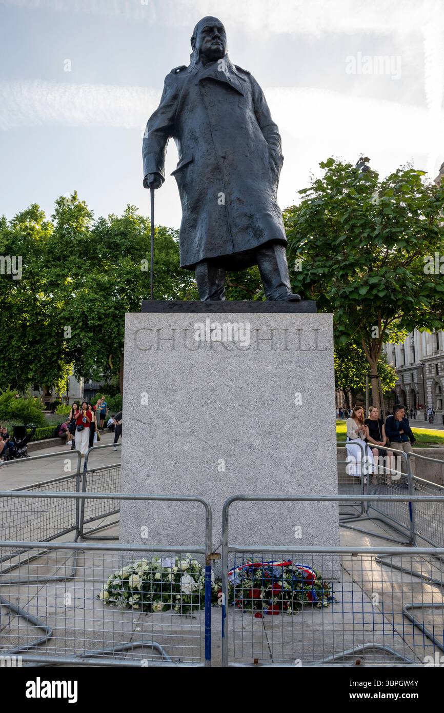 London, UK.  8 July 2025.  Wreaths laid by (L) Prime Minister Keir Starmer and President Emmanuel Macron of France after a wreath laying ceremony at the foot of the statue of Winston Churchill.  The French President is on a state visit to the UK 8 to 10 July.  Unusually, the main meeting with King Charles and Queen Camilla took place in Windsor because of refurbishment at Buckingham Palace.  Credit: Stephen Chung / Alamy Live News Stock Photo