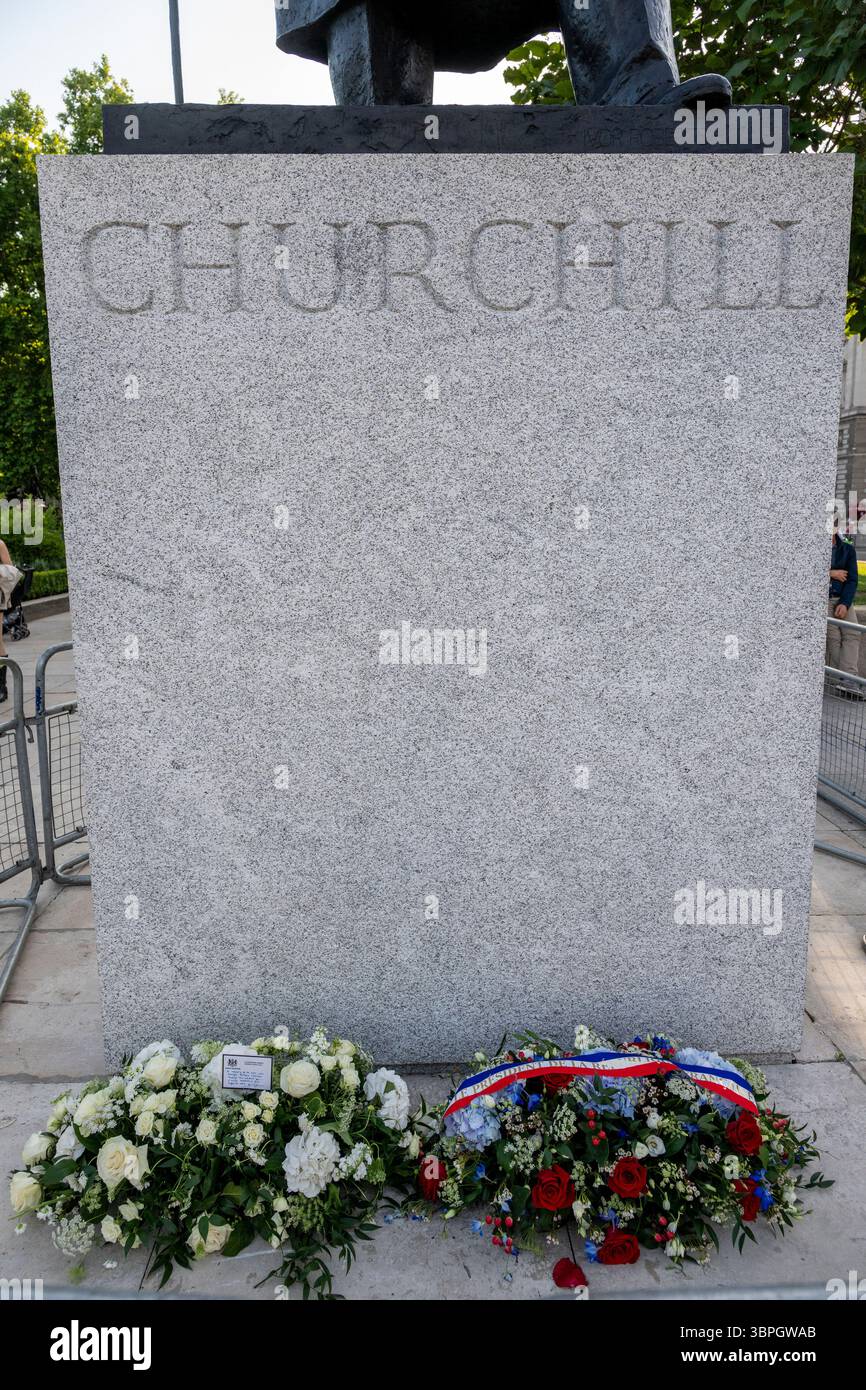 London, UK.  8 July 2025.  Wreaths laid by (L) Prime Minister Keir Starmer and President Emmanuel Macron of France after a wreath laying ceremony at the foot of the statue of Winston Churchill.  The French President is on a state visit to the UK 8 to 10 July.  Unusually, the main meeting with King Charles and Queen Camilla took place in Windsor because of refurbishment at Buckingham Palace.  Credit: Stephen Chung / Alamy Live News Stock Photo