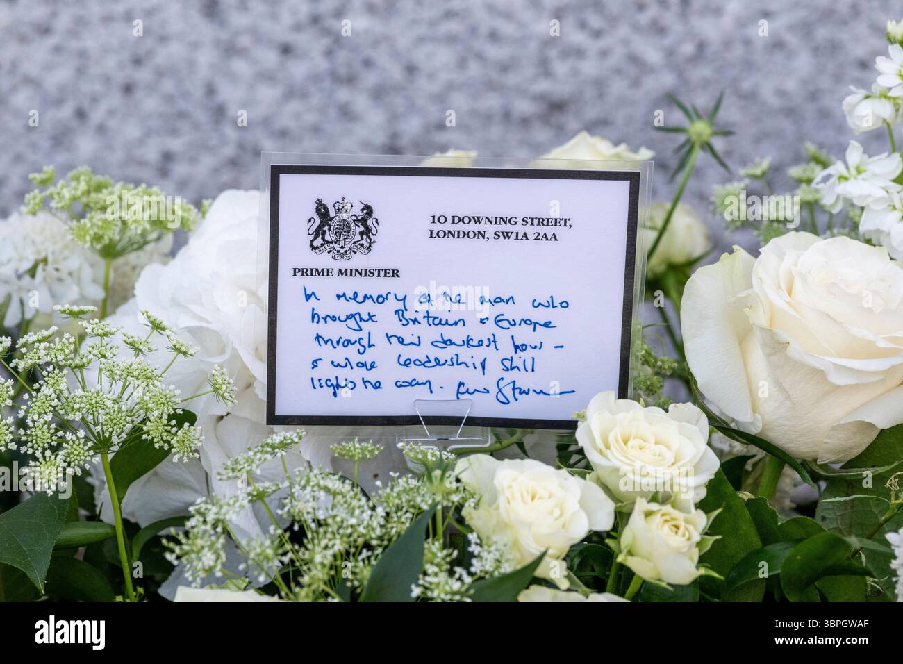 London, UK.  8 July 2025.  Wreath laid Prime Minister Keir Starmer after a wreath laying ceremony at the foot of the statue of Winston Churchill with President Emmanuel Macron of France.  The French President is on a state visit to the UK 8 to 10 July.  The handwritten text reads ‘In memory of the man who brought Britain & Europe through their darkest hour and whose leadership still lights the way.’  Credit: Stephen Chung / Alamy Live News Stock Photo
