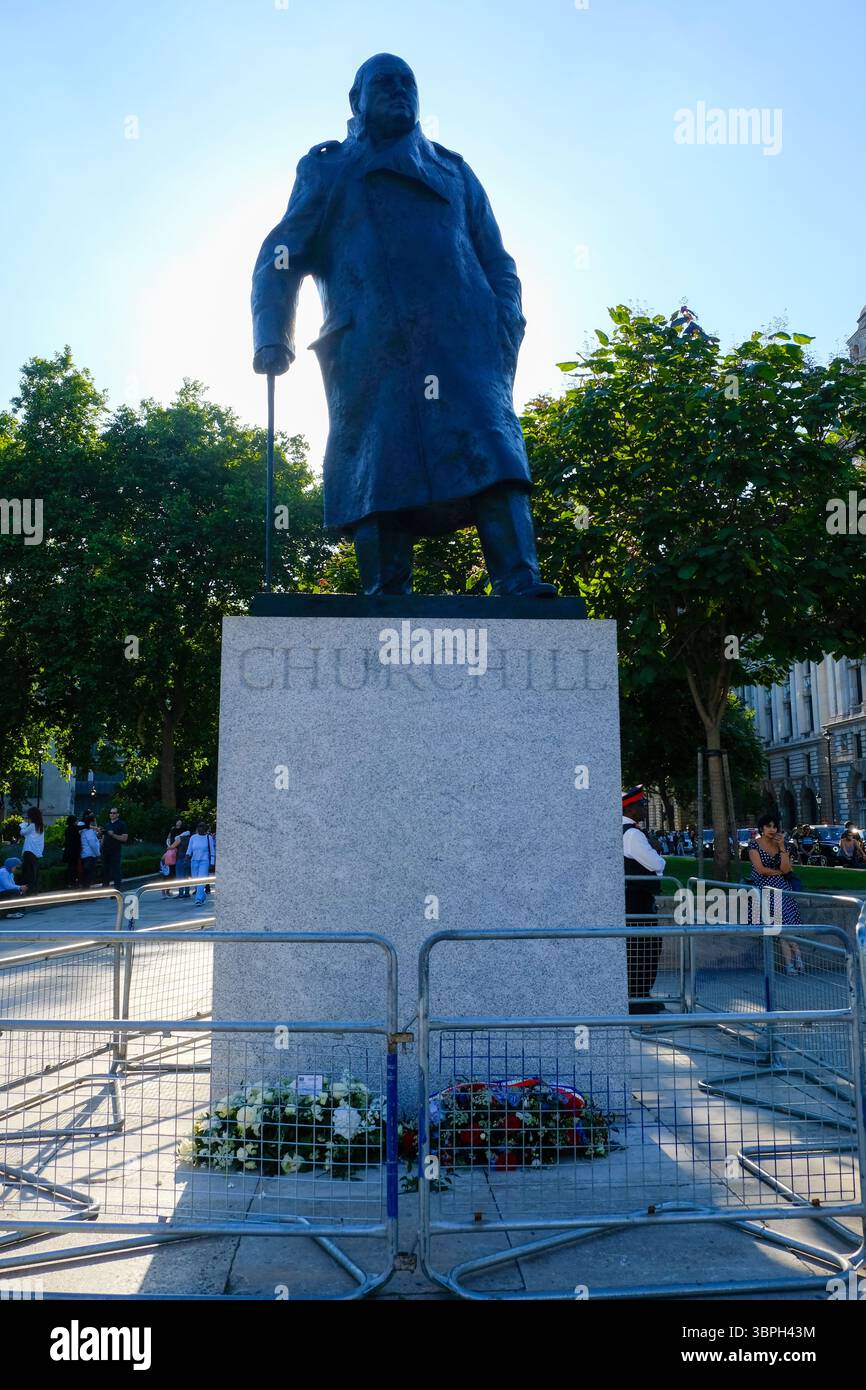 London, UK. 8th July 2025. Emmanuel Macron and Sir Keir Starmer lay wreaths at the foot of the Winston Churchill statue in Parliament Square during a short ceremony where a minute silence was observed with respective wives Brigette and Victoria, and both nations' national anthems were played. Mr Macron had addressed Parliament prior to coming out to the square during the first day of his State Visit. Credit: Eleventh Hour Photography/Alamy Live News Stock Photo