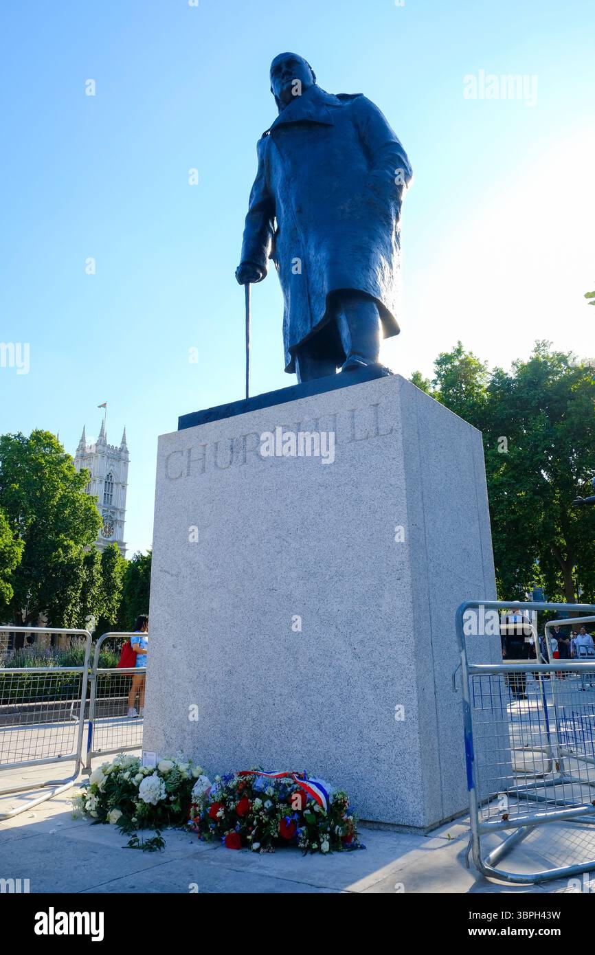 London, UK. 8th July 2025. Emmanuel Macron and Sir Keir Starmer lay wreaths at the foot of the Winston Churchill statue in Parliament Square during a short ceremony where a minute silence was observed with respective wives Brigette and Victoria, and both nations' national anthems were played. Mr Macron had addressed Parliament prior to coming out to the square during the first day of his State Visit. Credit: Eleventh Hour Photography/Alamy Live News Stock Photo