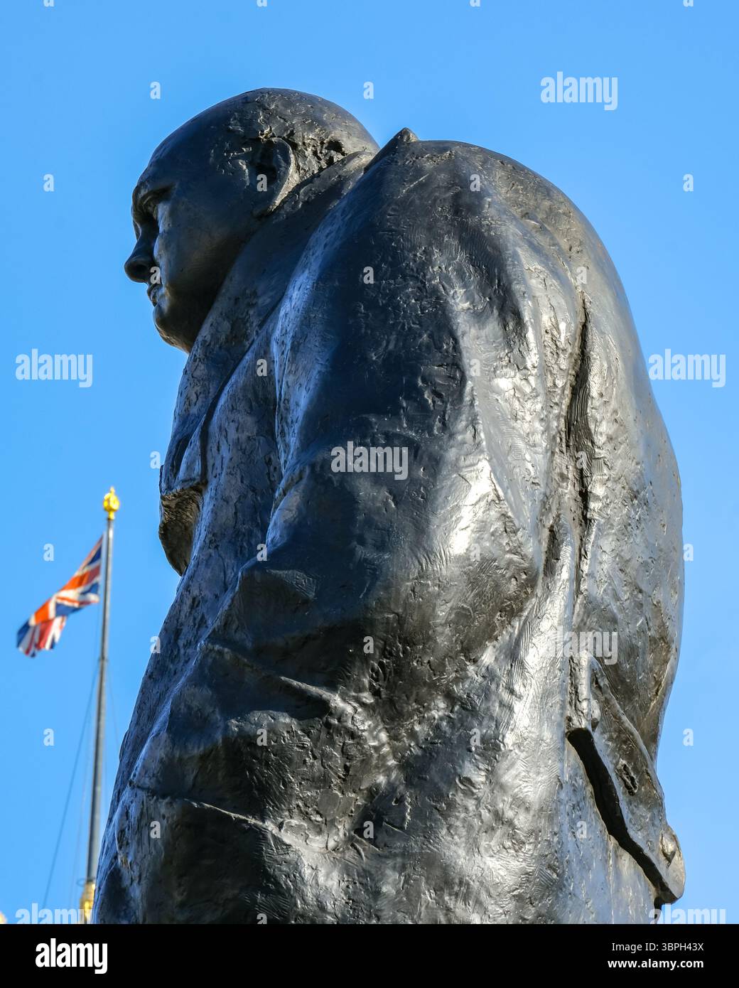 London, UK. 8th July 2025. Emmanuel Macron and Sir Keir Starmer lay wreaths at the foot of the Winston Churchill statue in Parliament Square during a short ceremony where a minute silence was observed with respective wives Brigette and Victoria, and both nations' national anthems were played. Mr Macron had addressed Parliament prior to coming out to the square during the first day of his State Visit. Credit: Eleventh Hour Photography/Alamy Live News Stock Photo