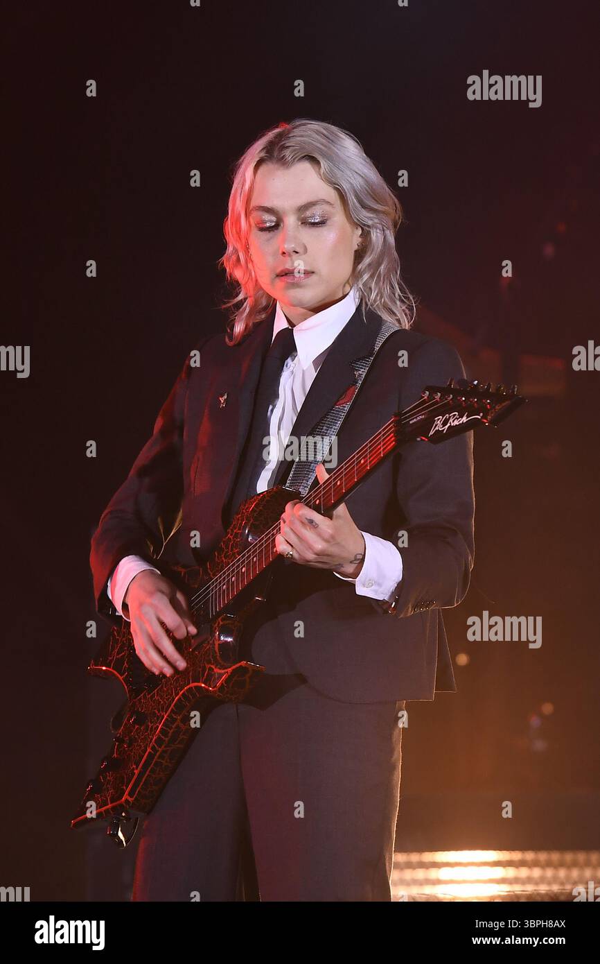 LONDON, ENGLAND - AUGUST 20: Phoebe Bridgers of ‘boygenius’ performing