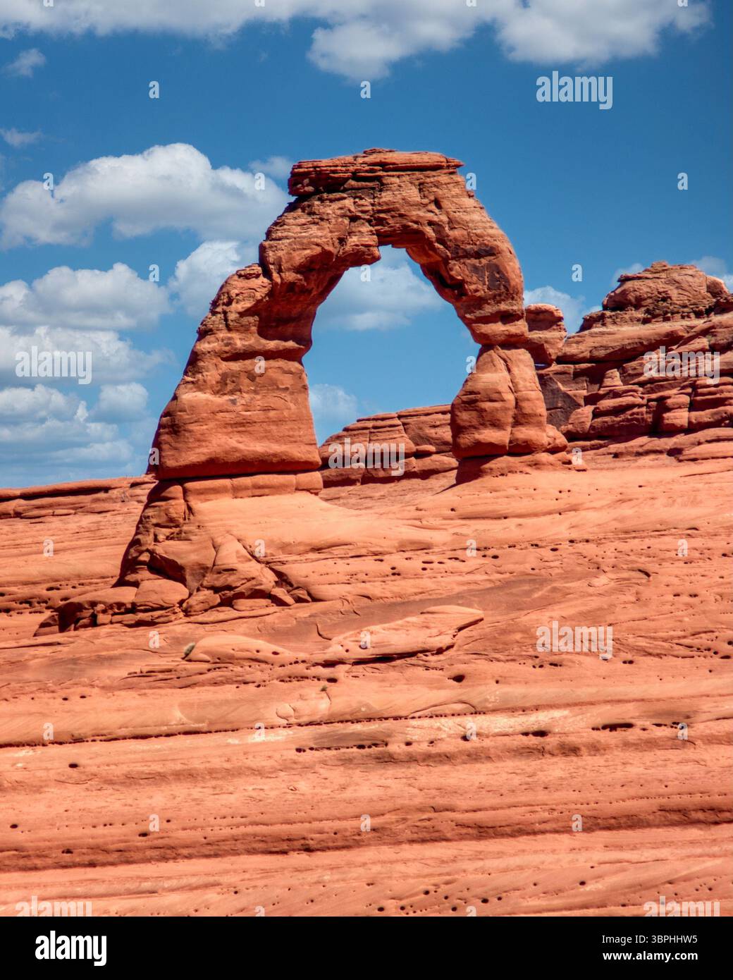 Delicate Arch, iconic freestanding sandstone arch formation in Arches ...