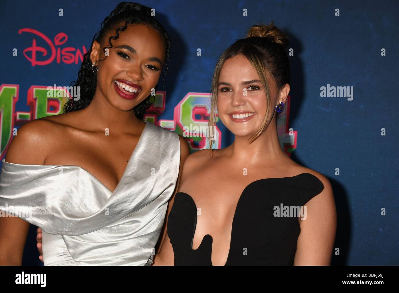 Emily 3点 ジャスミンデザンジュ ホーリーピオニー メディナグロウ Bailee Madison & Chandler Kinney attends the world premiere of
