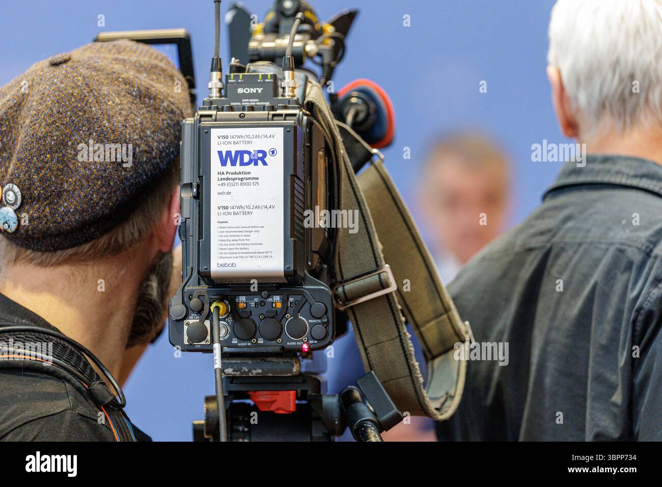 09.07.2025. Düsseldorf. Kameramann im Einsatz. Stock Photo