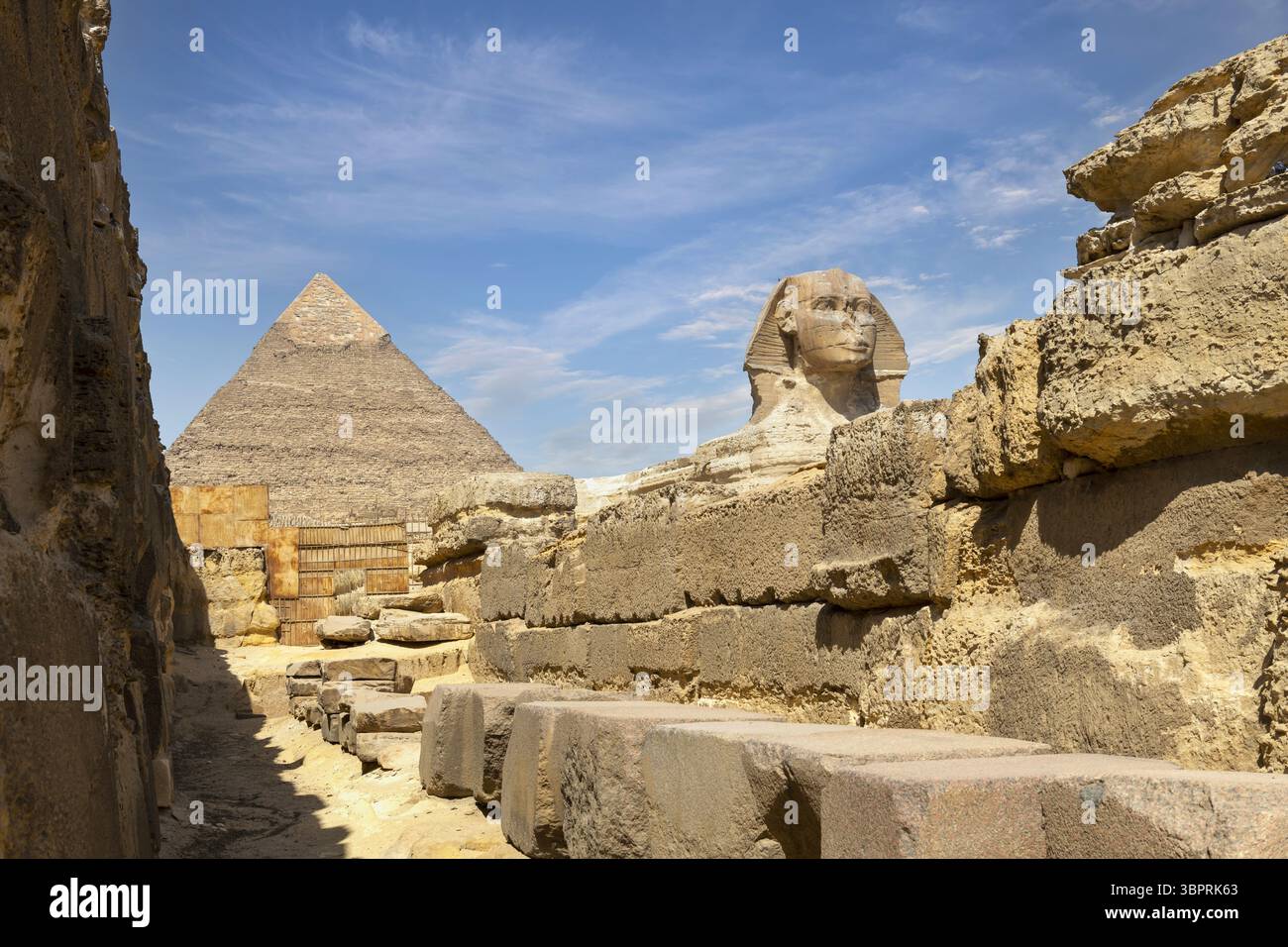 Pyramid of Khafre and the Great Sphinx on the Giza Plateau in Egypt ...