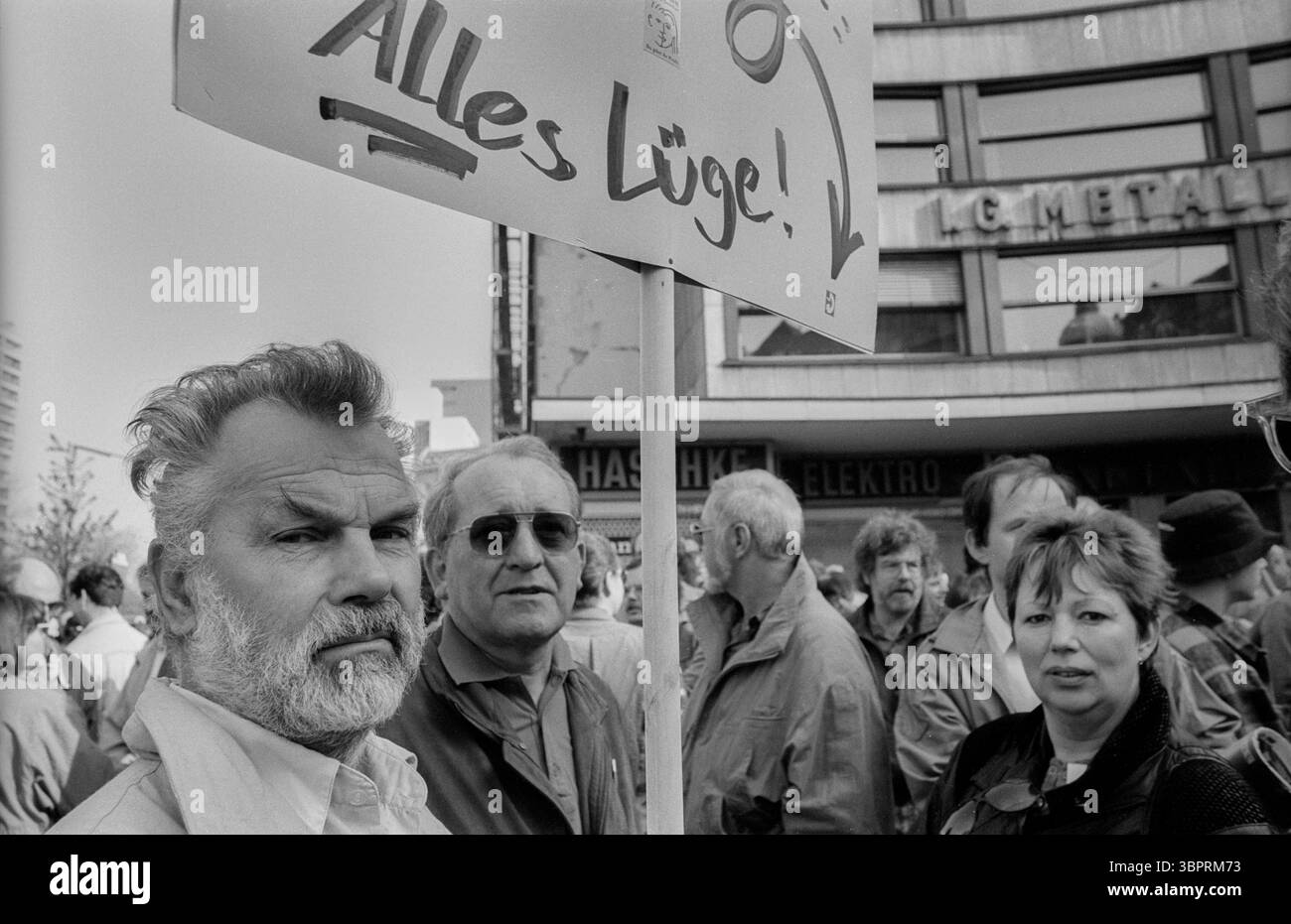 Erster Mai Deutschland, Berlin, 01.05.1992, 1. Mai - Demo - Beginn vorm IG-Metall Haus in Kreuzberg: Alles Lüge, Â Stock Photo