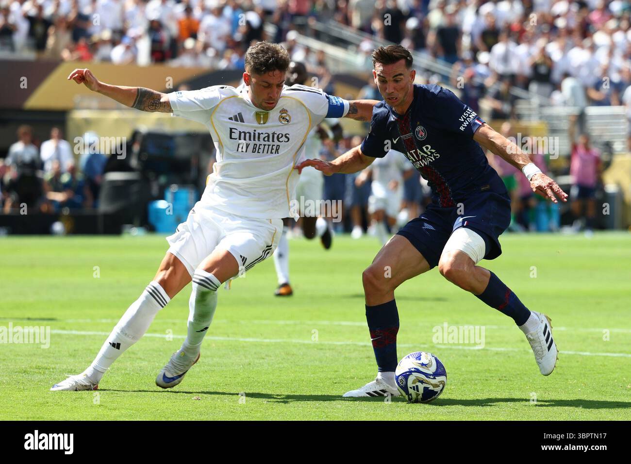 Fabian Ruiz (R) of Paris Saint-Germain in action with Federico Valverde ...