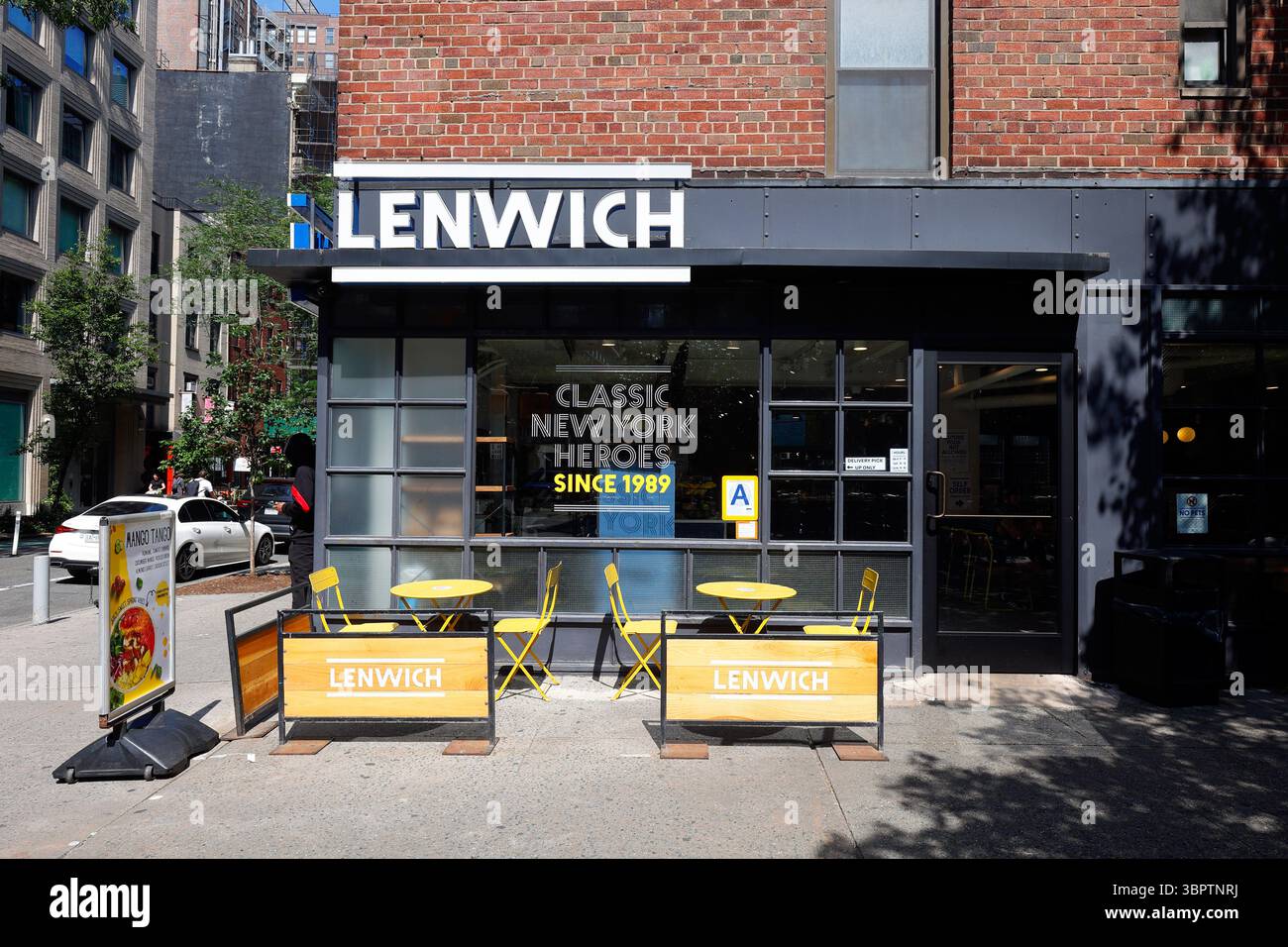 Lenwich, 120 University Pl, New York, NYC storefront of a bagel shop, and cafe in Manhattan's Union Square Stock Photo