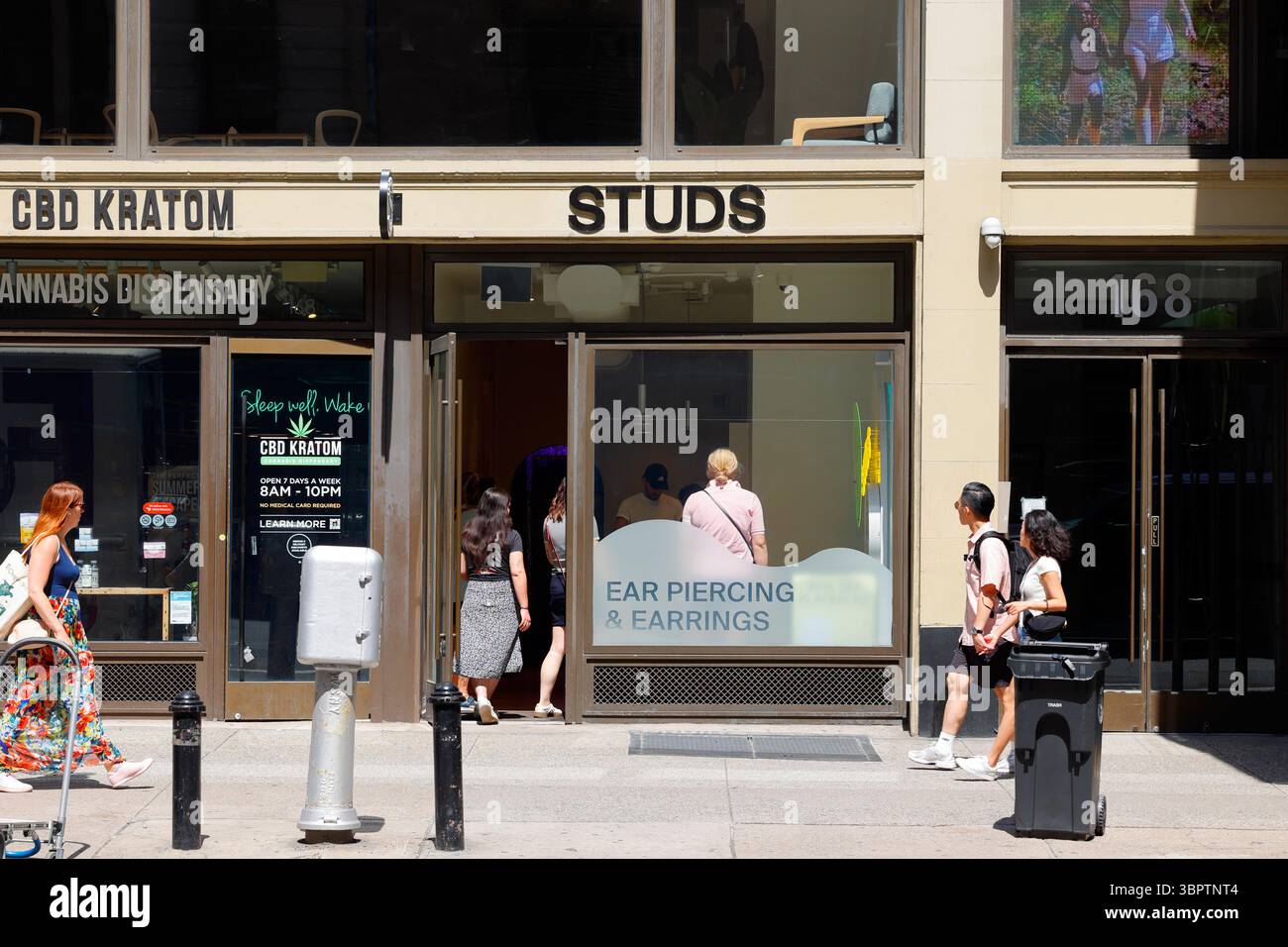 STUDS, 168 5th Ave, New York, NYC storefront photo of an ear piercing service and costume jewelry franchise in Manhattan's Flatiron. Stock Photo